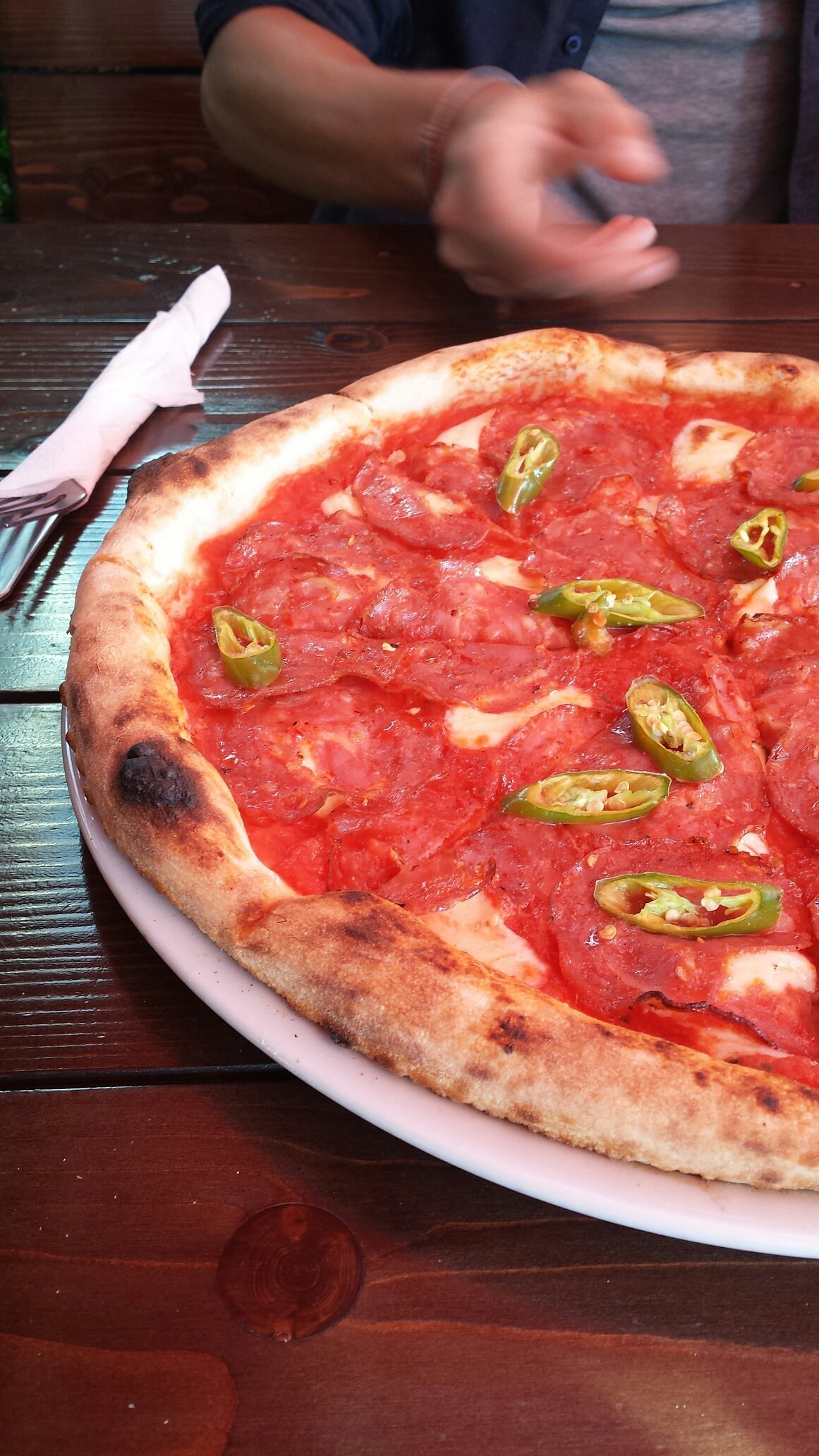 Restaurant Bistro Suete Cluj-Napoca - Interiorul restaurantului cu mese și decor tradițional